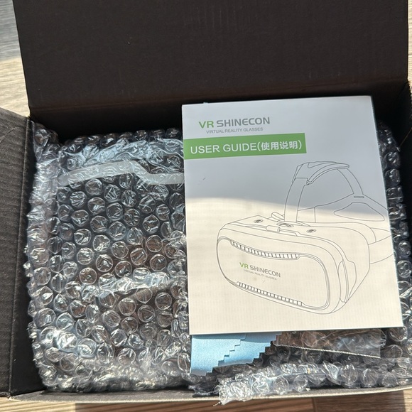 Black Virtual Reality Headset - Picture 4 of 8